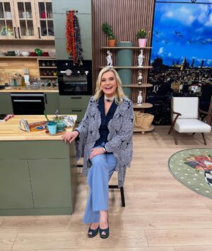 Derya Baykal Instagram - Hayata dair ne varsa, burada!❤️

Biz Tyt Türk ekranlarında yayınımıza başladık, herkesi bekliyoruz✨🤍

@deryabaykalilehayatadair 
@tytturk 

Makyaj: @dnzklc10 
Kıyafet: @gustogiyim 
Aksesuar: @atelier.elmay 
Styling: @sedefalginer