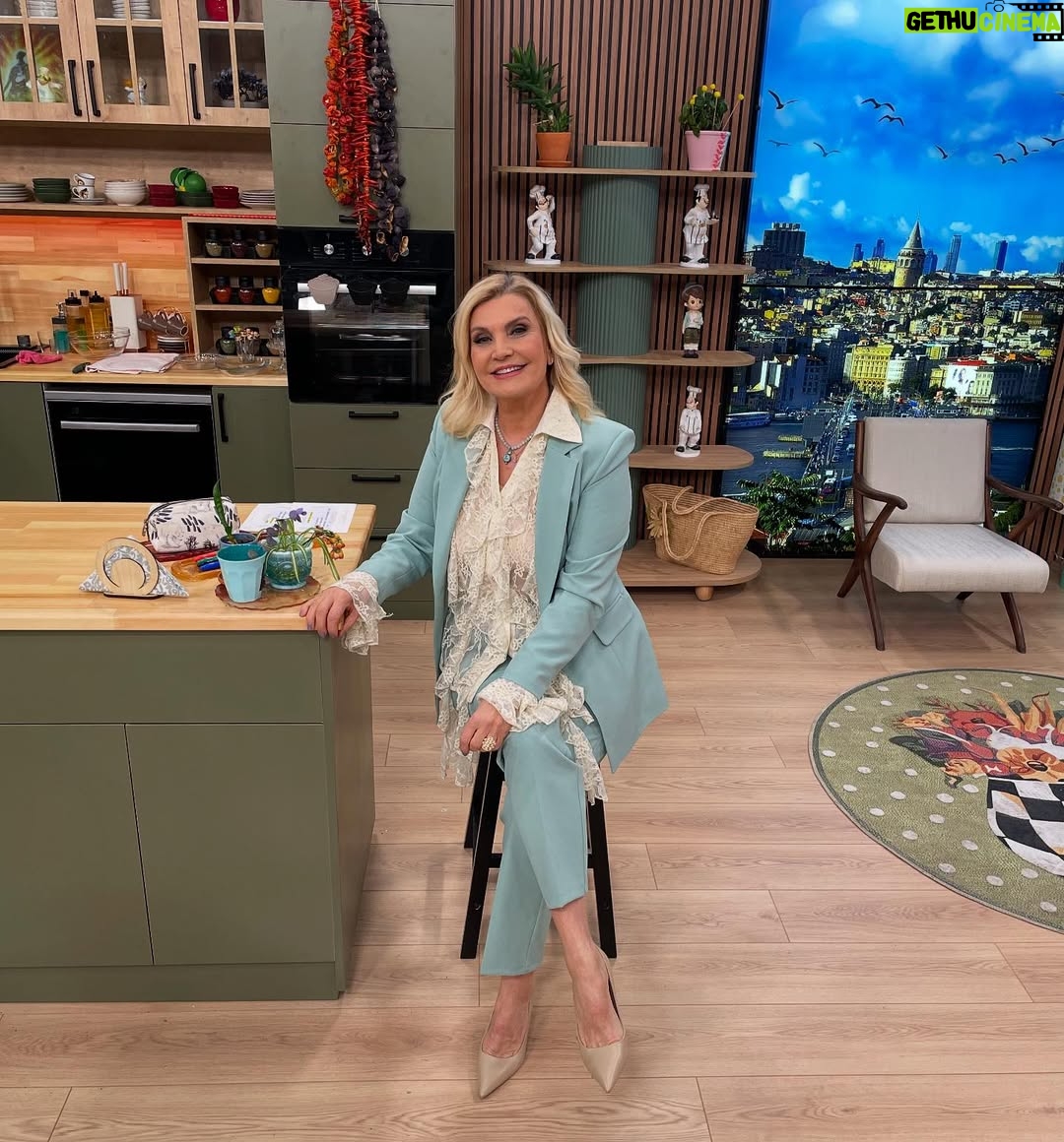 Derya Baykal - 9K Likes - Derya Baykal ile Hayata Dair'de yine çok değerli konuklarım var✨❤️
Şef Ayvaz Akbacak birbirinden pratik tarifleri sizler için hazırlıyor. Atölye köşesinde Esra Gündüz'le baharlık süveter yapıyoruz. Tarih araştırmacısı Uğur Atikle Osmanlı'dan günümüze bayram geleneklerini ve kahve kültürünü konuşuyoruz✨
13.15'te herkesi ekran başına bekliyoruz🤍🙏 @deryabaykalilehayatadair
Makyaj: @dnzklc10
Kıyafet: @nodilife.com.tr
Aksesuar: @atelier.elmay
Styling: @sedefalginer