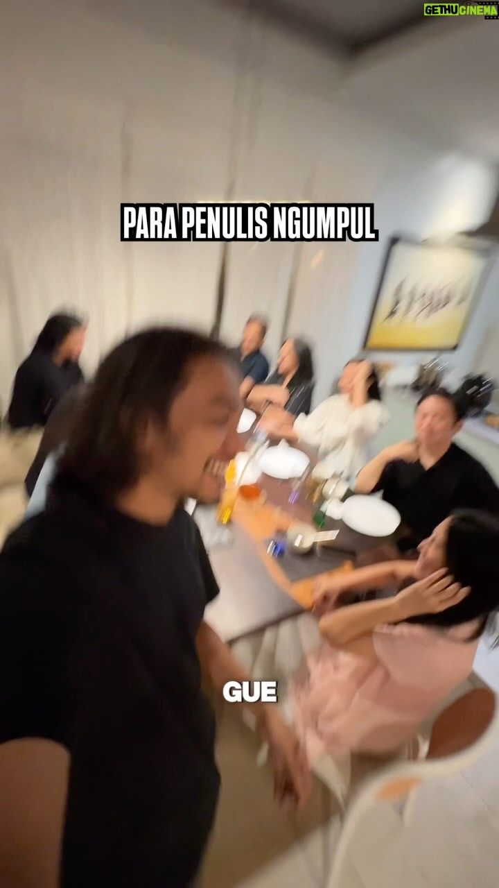 Dewi Lestari - 7.3K Likes - Ada penulis favorit kalian di sini? Plis kasih saran. Bisa ternyata penulis kebingungan.
@deelestari @hmanampiring @donny5cm @gadiskretek @adhityamulya @elghandiva yg ga dateng di-tag juga deh @afuadi @ikanatassa @agustinusjourney