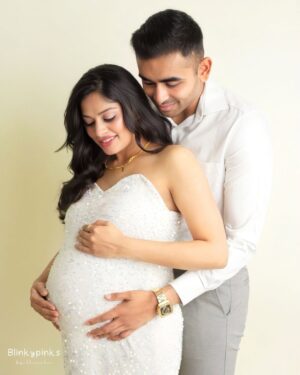 Dharshana Ashokan Instagram - Today we’re celebrating one year of marriage…
And we have even more love to celebrate this time🥰

On our first anniversary, we’re so happy to share —we are expecting our little one❤️

This is the beginning of a beautiful new chapter❤️
And we’re so excited to meet our tiny little munchkin soon👼🏻

Please keep us in your thoughts and prayers as we begin this new journey😇.

Photography - @blinkypinksbydharshu ❤️Had an amazing shoot.Absolutely loved the final shots -can’t wait to share more 🥰

Makeup and hair - @blendwithrach ❤️ I’m totally in love with the makeup look you created for me 🥰