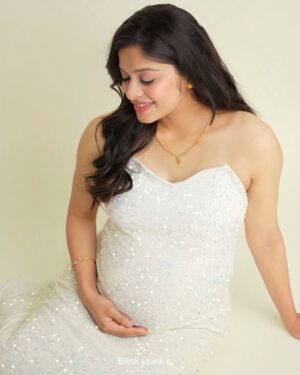 Dharshana Ashokan Instagram - Today we’re celebrating one year of marriage…
And we have even more love to celebrate this time🥰

On our first anniversary, we’re so happy to share —we are expecting our little one❤️

This is the beginning of a beautiful new chapter❤️
And we’re so excited to meet our tiny little munchkin soon👼🏻

Please keep us in your thoughts and prayers as we begin this new journey😇.

Photography - @blinkypinksbydharshu ❤️Had an amazing shoot.Absolutely loved the final shots -can’t wait to share more 🥰

Makeup and hair - @blendwithrach ❤️ I’m totally in love with the makeup look you created for me 🥰