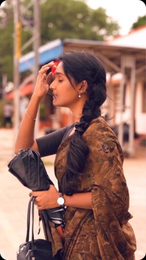 Dharshini Sambathkumar Instagram - I grew up watching my mom get ready for work, so this look is inspired by her. The saree, the watch, and even the bag belongs to her and I used to admire her everyday ⏳🫀 
Thank you for creating this beautiful video @anuvithya.photography . The vibe is just amazing!
✂️📽️ : @anuvithya.photography