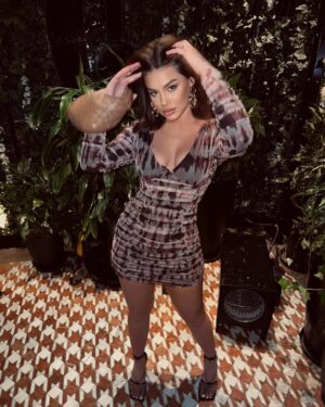 Dhurata Dora Instagram - Birthday in NYC 🎂
Thank you to everyone for the birthday wishes🤍
annnnd for 1 Mio views in 1 day on #criminal 😍🥺🙏 JU DUA