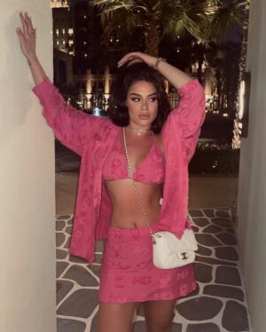 Dhurata Dora Instagram - Dhurata Dora in vacay YO 🍬🍭 
 #💗