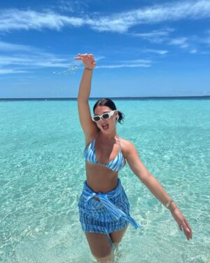 Dhurata Dora Instagram - krejt pom doket je pi me ice tea🏝️🎶 #solo #dhurata