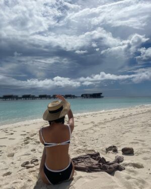Dhurata Dora Instagram - krejt pom doket je pi me ice tea🏝️🎶 #solo #dhurata