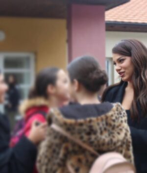 Dhurata Dora Instagram - Një nderë për mua sot🤍 - ndjenjë e veçantë të jem unë zëri juaj - zëri i SOS FSHATRAVE TË KOSOVËS 🤍 @sosfshatratks #ambassador