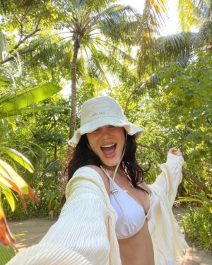 Dhurata Dora Instagram - heeey🌴🙃