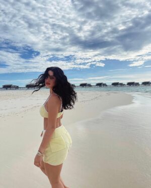 Dhurata Dora Instagram - heeey🌴🙃