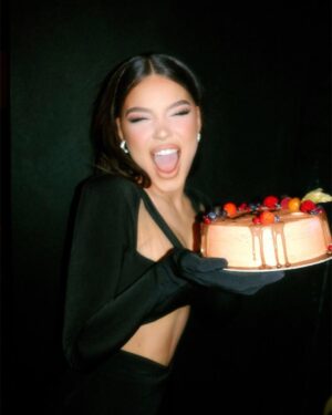 Dhurata Dora Instagram - THANK YOU everyone for all the sweet birthday wishes🥹🎂 🎈🎈Faleminderit ju dua! ❤️