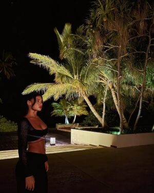 Dhurata Dora Instagram - Ani Ani, O sa mir 🌴🎧