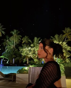 Dhurata Dora Instagram - Ani Ani, O sa mir 🌴🎧