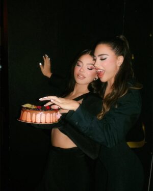 Dhurata Dora Instagram - THANK YOU everyone for all the sweet birthday wishes🥹🎂 🎈🎈Faleminderit ju dua! ❤️