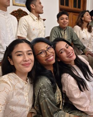 Dian Sastrowardoyo Instagram - Maaf lahir batin semuanya🙏🏼🙏🏼🙏🏼 semoga hari ini kita bisa berkumpul bersama keluarga dan orang-orang terdekat dan mensyukuri kebersamaan.