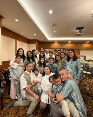 Dian Sastrowardoyo Instagram - Maaf lahir batin semuanya🙏🏼🙏🏼🙏🏼 semoga hari ini kita bisa berkumpul bersama keluarga dan orang-orang terdekat dan mensyukuri kebersamaan.