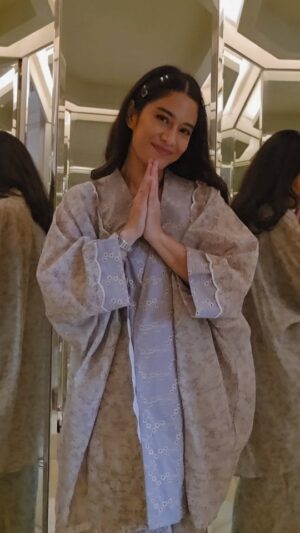 Dian Sastrowardoyo Instagram - Buat kamu yang masih bingung nanti pas lebaran mau pake baju apa, here are some of my Lebaran look ideas and some of my favorite Ramadhan go to local brands. Check them out!😘

@sejauh_mata_memandang 
@aeri_luxe 
@_luminara_ 
@svanaindonesia 
@mynonns