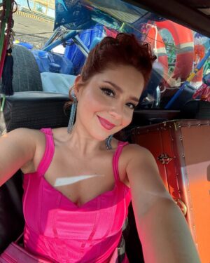 Diana Bovio Instagram - Ya van a conocer a Polly en La Más Fan. 1o de Mayo @netflixlat 💖🍄👙🩴🌸🦞🌊✨