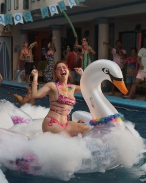 Diana Bovio Instagram - Ya van a conocer a Polly en La Más Fan. 1o de Mayo @netflixlat 💖🍄👙🩴🌸🦞🌊✨