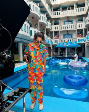 Diana Bovio Instagram - Ya van a conocer a Polly en La Más Fan. 1o de Mayo @netflixlat 💖🍄👙🩴🌸🦞🌊✨