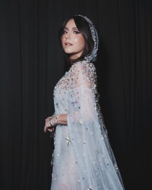 Diana Bovio Instagram - una fantasía. 
noche de @aura_series 

capa @angelareynamx 
joyas @swarovski 
bolso @rabanne 
makeup @leonelmakeup 
hair @erickmoreno 
pr @indigotalent.mx
