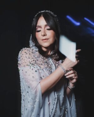 Diana Bovio Instagram - una fantasía. 
noche de @aura_series 

capa @angelareynamx 
joyas @swarovski 
bolso @rabanne 
makeup @leonelmakeup 
hair @erickmoreno 
pr @indigotalent.mx