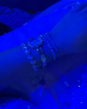 Diana Bovio Instagram - una fantasía. 
noche de @aura_series 

capa @angelareynamx 
joyas @swarovski 
bolso @rabanne 
makeup @leonelmakeup 
hair @erickmoreno 
pr @indigotalent.mx