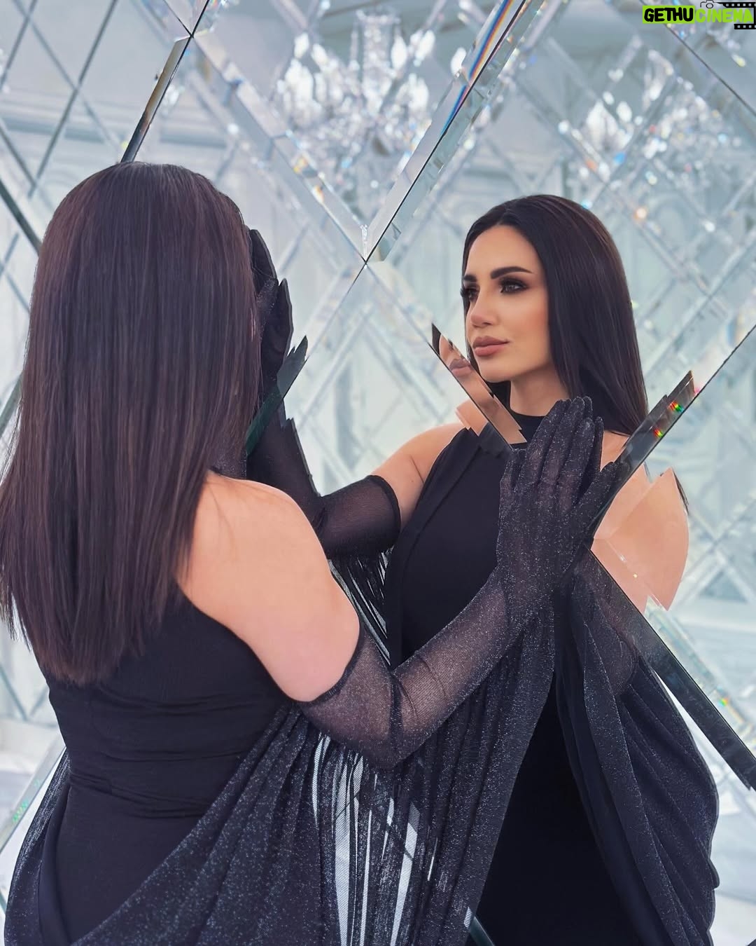 Diana Haddad - 72.3K Likes - من قلب #الدوحة… بكل حب 🖤
Makeup: @esraa_makeup05
Hair: @chichi_qatar
Dress: @perleicouture_doha