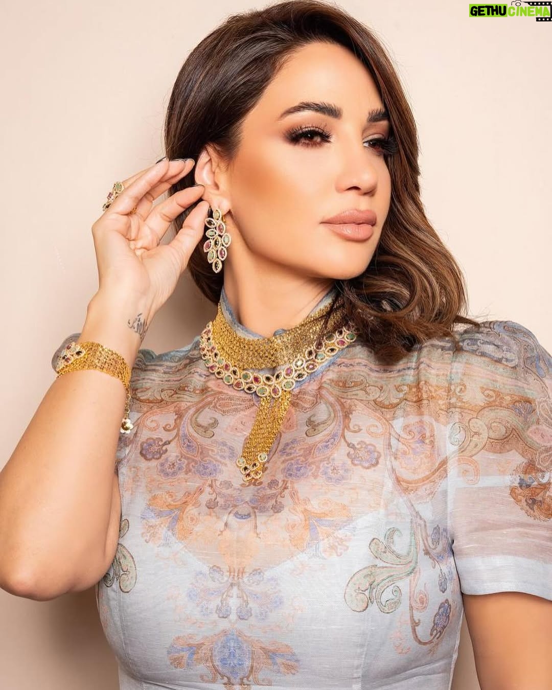 Diana Haddad - 68.2K Likes - من خلال زيارتي لمعرض الشرق الأوسط في إمارة #الشارقة للساعات والمجوهرات .. شكراً مجوهرات #الرميزان على الدعوة الكريمة وحفاوة الاستقبال 🤍
@alromaizanuae
#ديانا_حداد #DianaHaddad