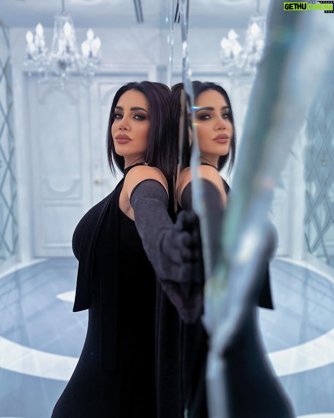 Diana Haddad - 72.3K Likes - من قلب #الدوحة… بكل حب 🖤
Makeup: @esraa_makeup05
Hair: @chichi_qatar
Dress: @perleicouture_doha
