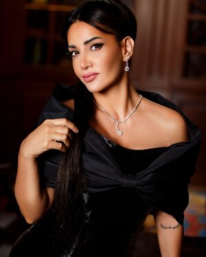 Diana Haddad Instagram - دائماً أسعى إلى الفرح والطاقه الايجابيه .. بعيدا عن المشاكل والمهاترات 
I always strive for joy and positive energy... away from the problems and The polemics

#dianahaddad_look