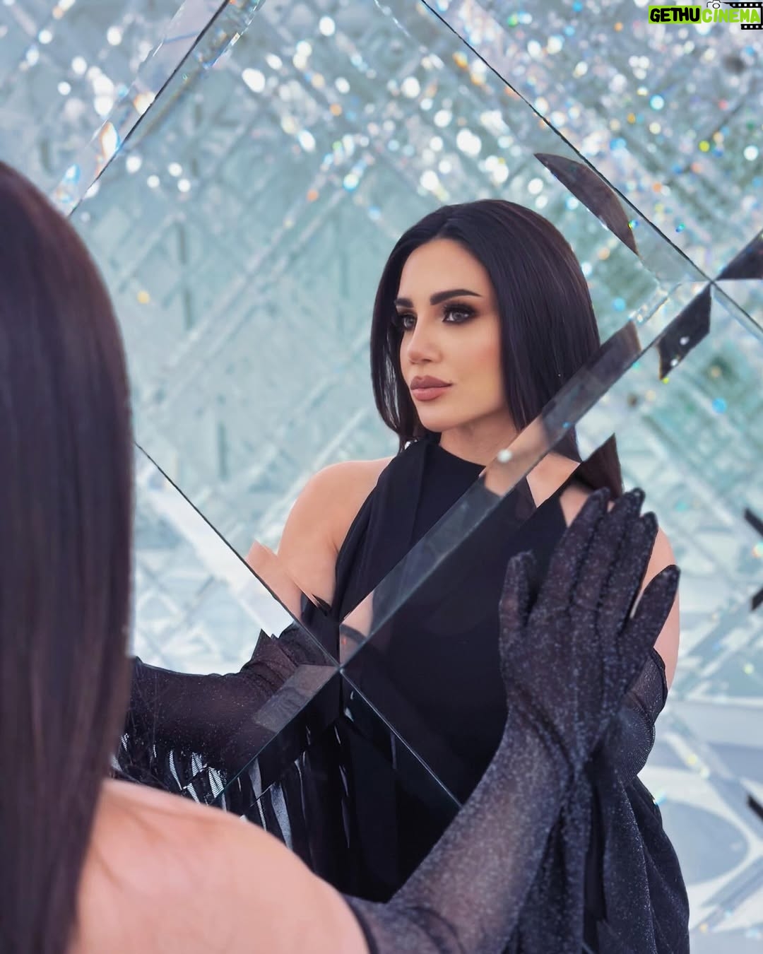 Diana Haddad - 72.3K Likes - من قلب #الدوحة… بكل حب 🖤
Makeup: @esraa_makeup05
Hair: @chichi_qatar
Dress: @perleicouture_doha