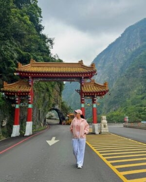 Diana Haddad Instagram - Just another adventure 🍃⛰️⛩️

#dianahaddad_look