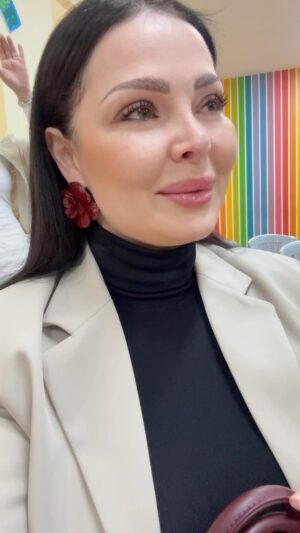 Diana Karazon Instagram - كبرتي يا سلمى ياروح قلب إمك🥹
اليوم أول مره بحضر حفلة عيد الأم بالمدرسة
احساس ما بنوصف إني اشوف سلمى 
بتغني وبتحتفل معي وفاهمه انو عيد الأم 
واول تجربة الها كمان بالمدرسة 
فرحتها لما شافتني كانت مش طبيعيه
نظرتها….ضحكتها….خجلها
اخدتي قلبي يا ماما 🥹♥️

 #عيد_الأم #عيد_الأم_2025 #ديانا_كرزون #وحدك_إنتي_يا_ماما
‏⁦‪#Happymothersday‬⁩ ⁦‪#mothersday‬⁩ ⁦‪#Happymothersday2025