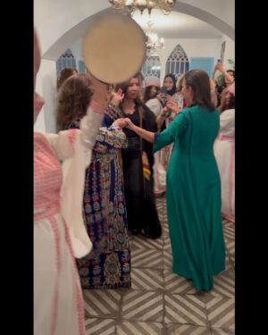 Diana Karazon Instagram - حبيبتي غاده يا أحلى عروس👰🏻‍♀️♥️
الله يهنيكم ويسعدكم يارب🤍🕊️
@ghadasaba