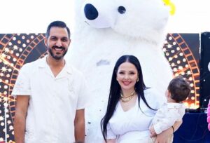 Diana Karazon Instagram - زي اليوم قبل سنة كبرت عيلتنا وربنا أكرمنا ورزقنا "راشد" ونسأل الله أن يكون لك من اسمك نصيب بالرشُّد والاستقامة على طريق الحق وتكون السند لأختك والنا وربنا يقدرنا على تربيتك بما يرضي الله يا قلب أمك وأبوك فرحتنا وعيلتنا كملت فيك وبوجودك الله يحفظك ويحميك اليوم صار عمرك سنة وما أجمل هاي السنة بوجودك يا أبو كشره العصبي😂
