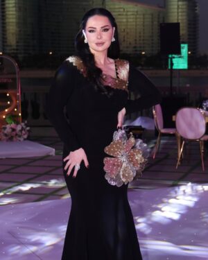 Diana Karazon Instagram - ‏عزة النفس تبدأ في قوة التخلي إن لزم الأمر
وقوة التحلي بالكرامة ووضع تحتها ألف خط
 إذ يضع المرء نفسه في المقام الأول
ولا يرضى بشيء لا يليق بمقامه
أن يضع حداً لمن لا يقدره وإن كان أقرب الناس لقلبه .
#ديانا_كرزون