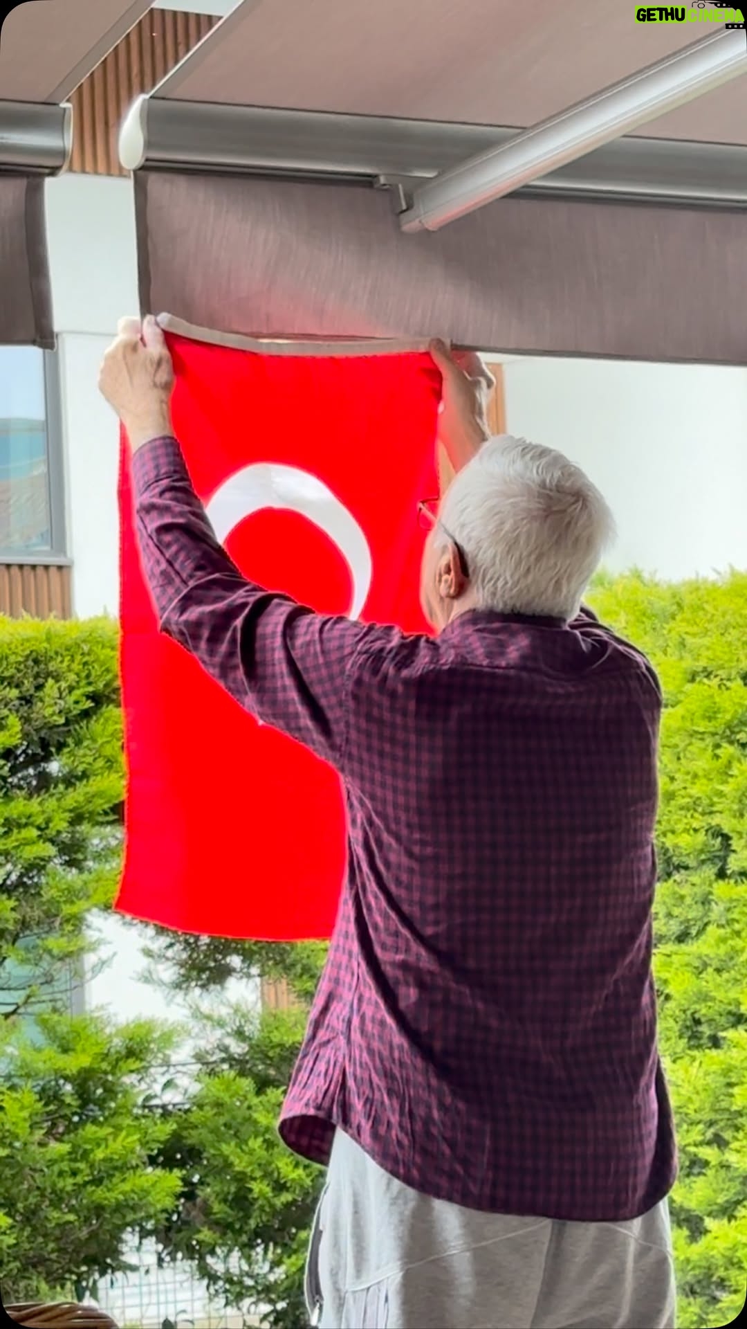 Didem Uzel - 9.6K Likes - Şu anlı şanlı bayrağımızda burda dursun 🇹🇷 Dakikalarca uğraştı takabilmek için en son mandalla tutturdu. Asacam onu oraya dedi… Yarın büyüğünü bulup evin camından aşağı asıcam🇹🇷 23 Nisan’ı beklemeden asalım nolmuş yani 🇹🇷Bu arada tarafım yok değilim!!! Ben ATATÜRK’ün nesiller boyu “Eyyy Türk Gençliği” dediği kişilerdenim. Mevzum asla siyasi değil! Ben siyasetten anlamam bulaşmam. Umrumda da değil. Sadece özgür düşünce isterim. Seçme ve seçilme hakkımı kullanmak isterim. Anayasa da ki haklarımı bilirim ve ona göre davranmak isterim. İnsan gibi güven içinde yaşamak isterim. Üç günlük geldiğim şu dünyada hakkıyla yaşamak isterim. Atatürk’ün inandığı güvendiği kadar da bizden sonraki gençlere güvenim tam. Bu ülke insanı mutluluğu, bolluğu, kardeşliği hakediyor🇹🇷🇹🇷🇹🇷 Umarım bir gün hayaller ülkesinde yaşarız. Çok şey istediğimi sanmıyorum! Sadece huzurlu ve insan gibi yaşamak istiyorum… Kalbimden geçenler bu….