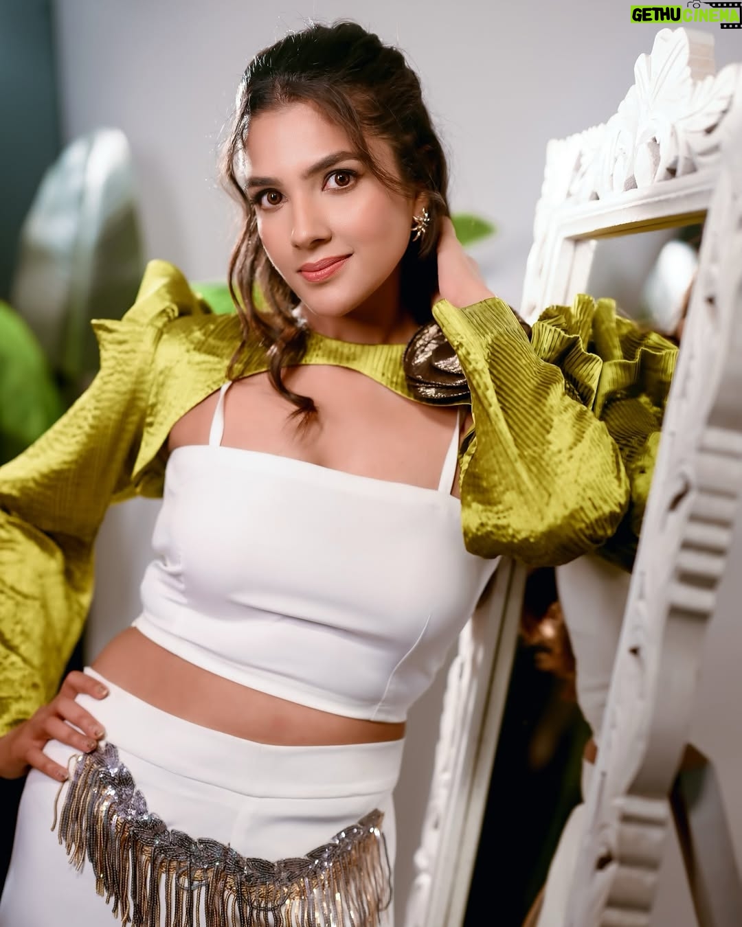 Diljott - 100.4K Likes - ā„ļøš¹Sheās BeautifulšŖāØ
.
Clicks: @kirandeep_photography
Hair: @hairbyramacoiffeur
Outfit: @aasabysimran
Studio: @theflexiblestudio
Jewels: @jazbaatjewels