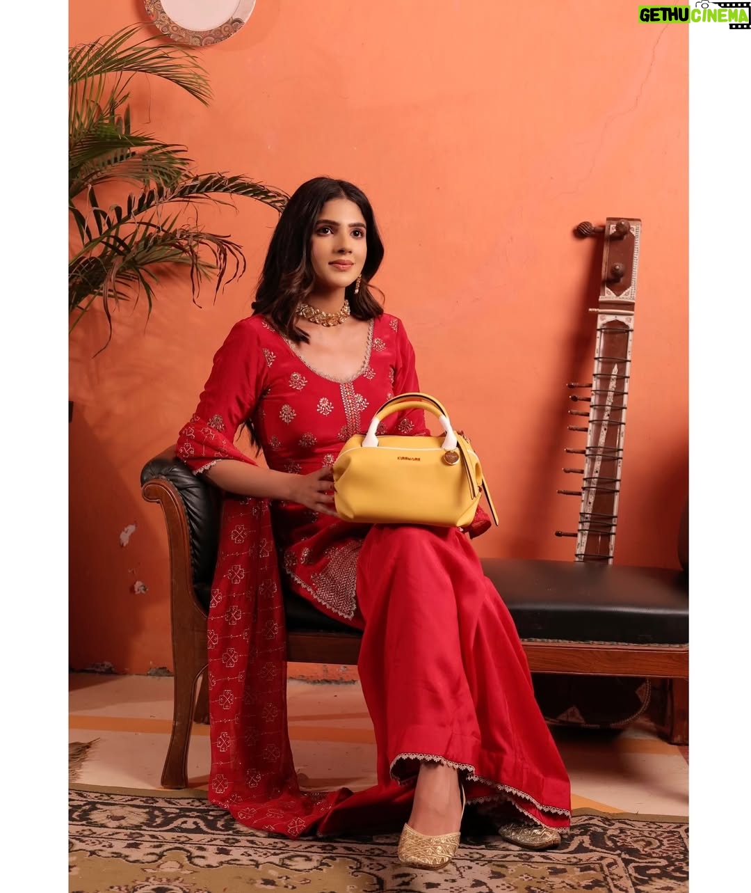 Diljott - 109.1K Likes - š¹Ready in Red š¹
.
Purse: @deenaeofficial
Jewels: @jazbaatjewels