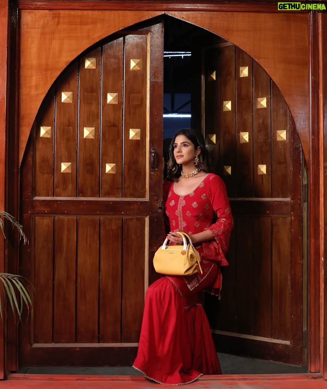 Diljott - 109.1K Likes - š¹Ready in Red š¹
.
Purse: @deenaeofficial
Jewels: @jazbaatjewels