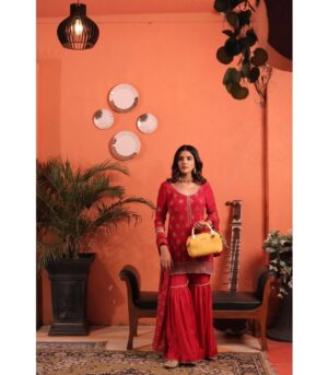Diljott Instagram - 🌹Ready in Red 🌹

.
Purse: @deenaeofficial
Jewels: @jazbaatjewels