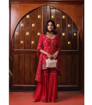 Diljott Instagram - 🌹Ready in Red 🌹

.
Purse: @deenaeofficial
Jewels: @jazbaatjewels