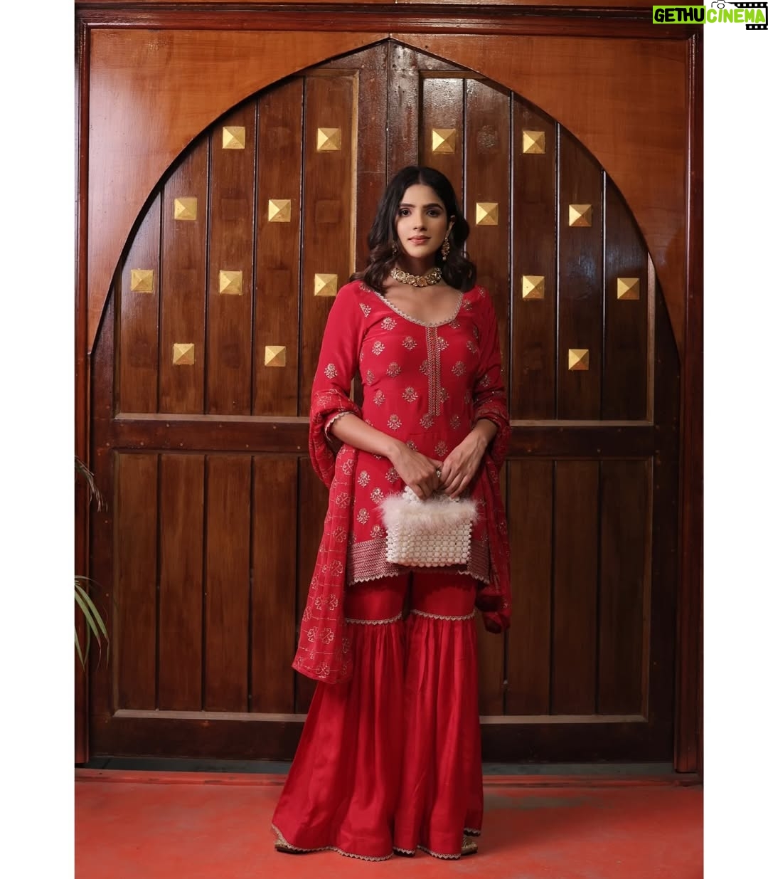 Diljott - 109.1K Likes - š¹Ready in Red š¹
.
Purse: @deenaeofficial
Jewels: @jazbaatjewels