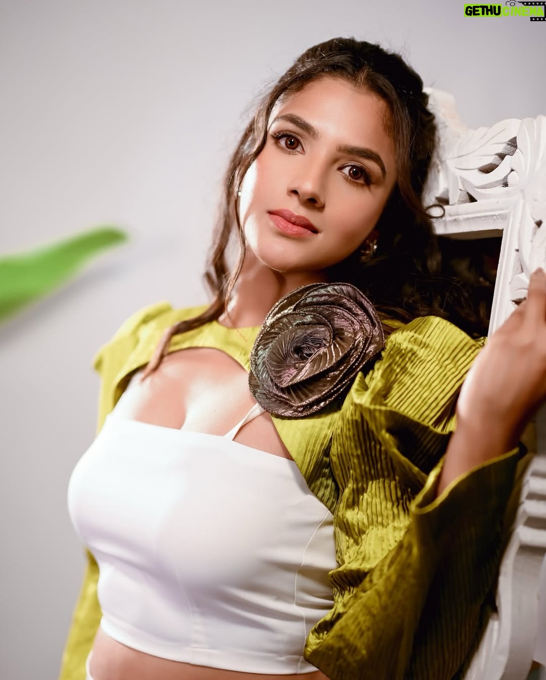 Diljott - 100.4K Likes - ā„ļøš¹Sheās BeautifulšŖāØ
.
Clicks: @kirandeep_photography
Hair: @hairbyramacoiffeur
Outfit: @aasabysimran
Studio: @theflexiblestudio
Jewels: @jazbaatjewels