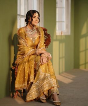 Diljott Instagram - 🌹💛💛💛🌹

.
Clicks: @capturing_master
Outfit: @balbirstore
@balbirstoreunstich 
Jewels: @jazbaatjewels
Hmua: @kamalbuttar_makeup_artist
Location: @hlvfilmcity

#WomensDay