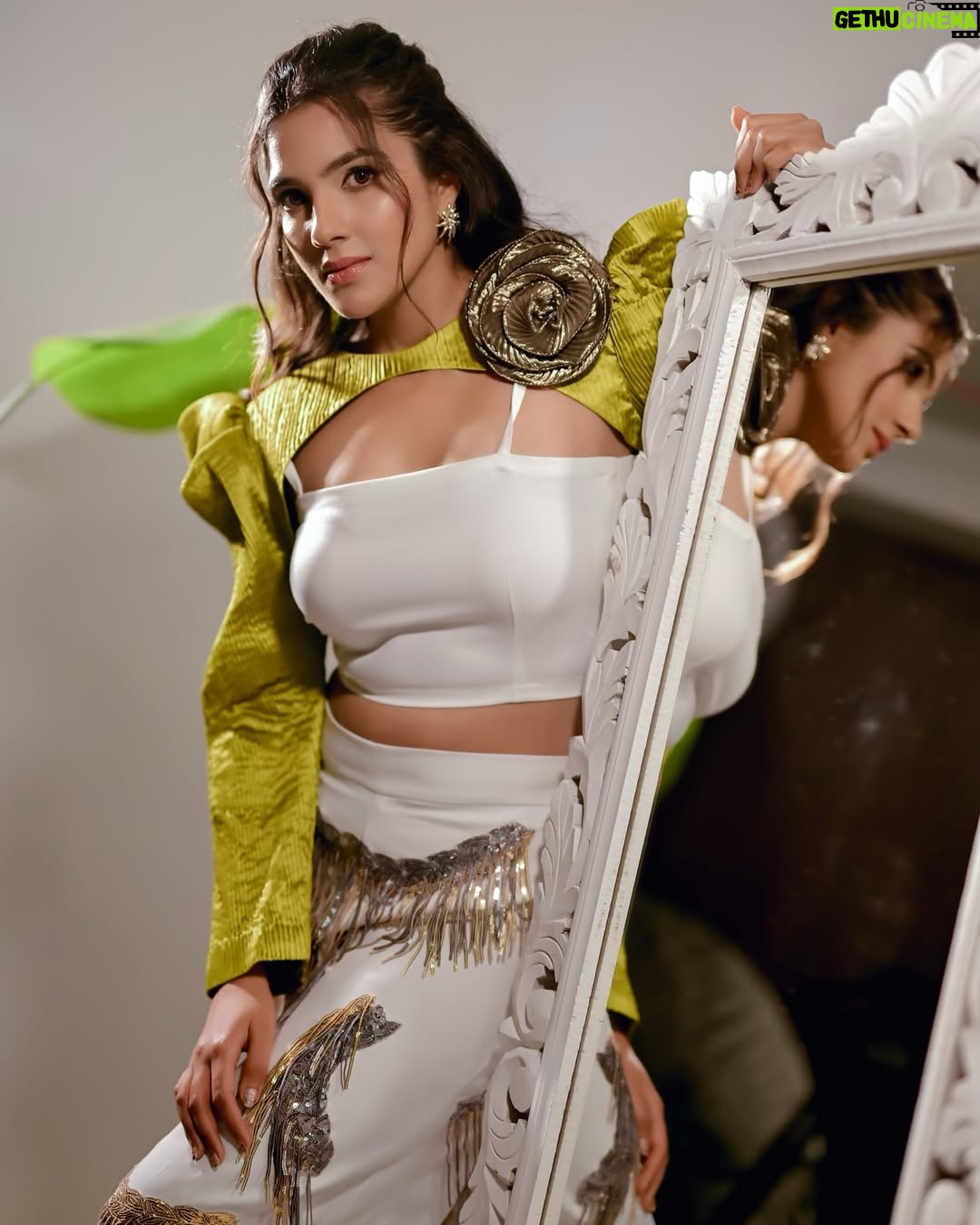 Diljott - 100.4K Likes - ā„ļøš¹Sheās BeautifulšŖāØ
.
Clicks: @kirandeep_photography
Hair: @hairbyramacoiffeur
Outfit: @aasabysimran
Studio: @theflexiblestudio
Jewels: @jazbaatjewels