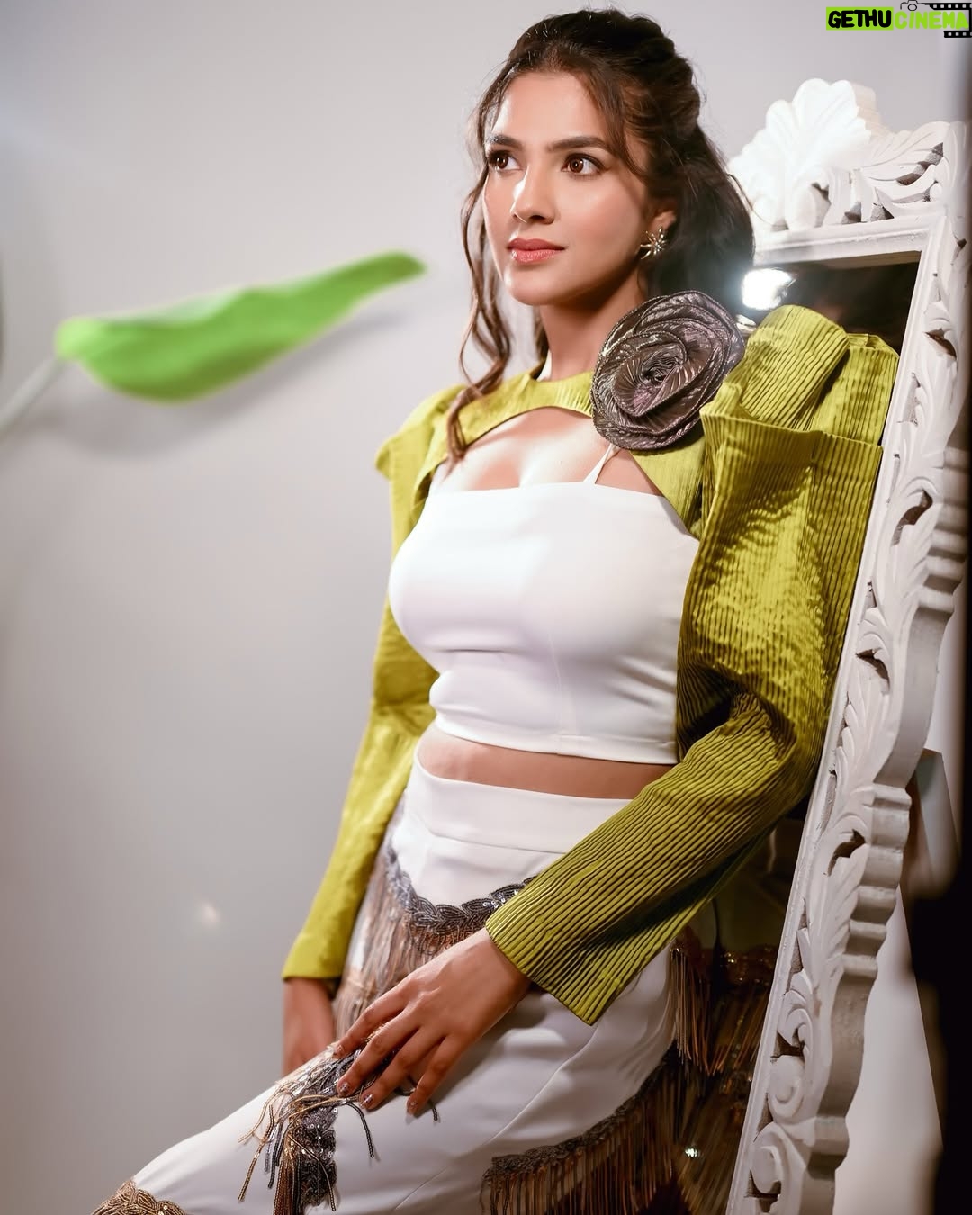 Diljott - 100.4K Likes - ā„ļøš¹Sheās BeautifulšŖāØ
.
Clicks: @kirandeep_photography
Hair: @hairbyramacoiffeur
Outfit: @aasabysimran
Studio: @theflexiblestudio
Jewels: @jazbaatjewels