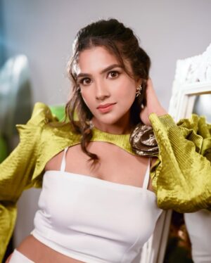 Diljott Instagram - ♥️🌹She’s Beautiful🪞✨

.
Clicks: @kirandeep_photography
Hair: @hairbyramacoiffeur
Outfit: @aasabysimran
Studio: @theflexiblestudio
Jewels: @jazbaatjewels