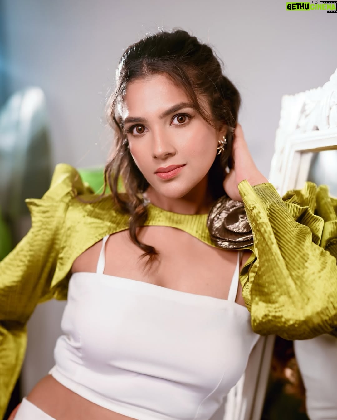 Diljott - 100.4K Likes - ā„ļøš¹Sheās BeautifulšŖāØ
.
Clicks: @kirandeep_photography
Hair: @hairbyramacoiffeur
Outfit: @aasabysimran
Studio: @theflexiblestudio
Jewels: @jazbaatjewels