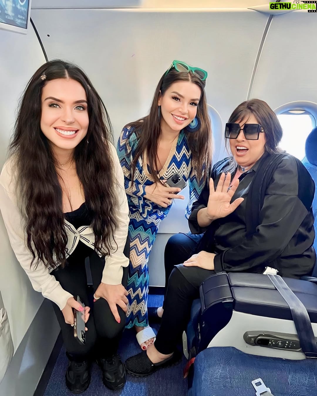 Dina - 21.3K Likes - Look who’s here ❤️❤️❤️❤️❤️
لقاء فوق السحاب
#فيفي_عبده #دينا #جوهرة